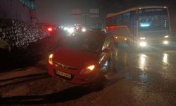 Seyir halindeki otomobil çukura düştü