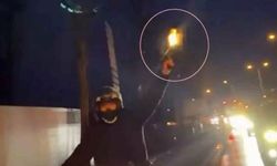 ‘Pes’ dedirten görüntü: Seyir halindeki motosikletten havaya ateş açtı