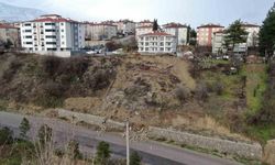 Heyelan için çekilen istinat duvarı çöktü