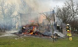 İki katlı ev alev alev yandı: Ekipler olay yerine koşarak geldi