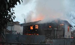 Korkutan yangın: İki katlı ev alev topuna döndü