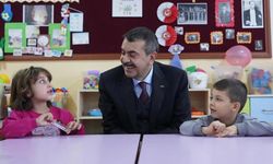Bakan Yusuf Tekin öğrencilerle buluştu, öğretmenlerin önerilerini dinledi