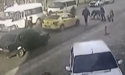  2 ilkokul öğrencisine taksi çarptı; Kaza kamerada