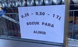 Bozuk para sıkıntısını yazı asarak çözmeye çalıştı