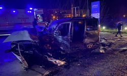 İki araç kafa kafaya çarpıştı: 1 ölü, 5 yaralı 