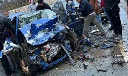 2 otomobil kafa kafaya çarpıştı: 1 ölü, 3 yaralı