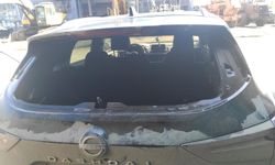 Belediye Başkanının aracının camı kırıldı, pankartı kurşunlandı