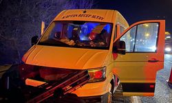 Ehliyetsiz sürücünün kullandığı minibüs bariyere çarptı: 1 ölü, 3 yaralı