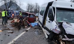 Minibüs ile otomobil kafa kafaya çarpıştı: 2 ölü, 2 yaralı