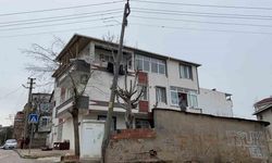 Beton elektrik direği tehlike saçıyor