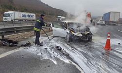 Kaza yapan otomobil alev alev yandı