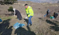 Çevreci belediye başkan adayı doğada çöp topladı