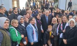 Cumhurbaşkanı Erdoğan, Zonguldak Belediyesi önünde vatandaşlarla bir araya geldi