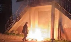 Polis ekipleri, yanma tehlikesi olan Türk bayrağını güvenli yere aldı