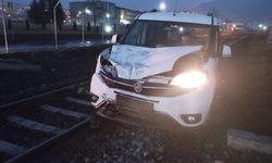 Feci kaza: Yük treni kamyonete çarptı