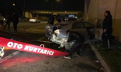 Hafif ticari araçla otomobil çarpıştı: 1’i ağır 3 yaralı