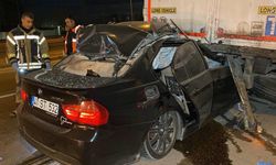 Otomobil tırın altına girdi: 1 ağır yaralı