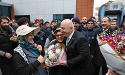 Personeller Başkan Muzaffer Bıyık’ı çiçeklerle karşıladı