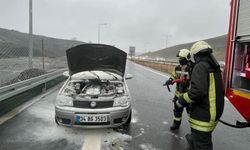 Seyir halindeyken yanan otomobili itfaiye söndürdü