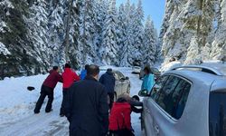 Yol tatilcilere çile oldu: Yolda kalan araçları iterek kurtarmaya çalıştılar