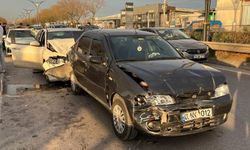 Üç otomobil zincirleme kazaya karıştı: 4 yaralı