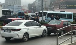 Milli Egemenlik Caddesi'nde kaza: Önündeki araca çarptı