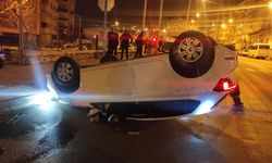 Taksiye çarpıp takla atan otomobilin alkollü sürücüsü yaralandı