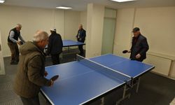 Emekliler masa tenisi, bilardo, satranç  oynayıp vakit geçiriyor