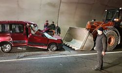 Tünele tersten giren hafif ticari araç, iş makinesine çarptı: 1 ölü