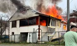 2 katlı ahşap ev alev alev yandı