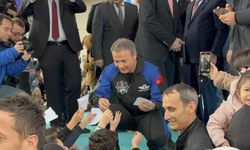 İlk Türk astronot Alper Gezeravcı gençlerle buluştu
