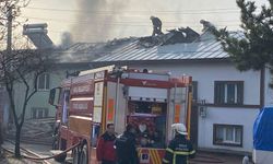 Balkona konulan soba kovasından çıkan yangında 2 ev zarar gördü