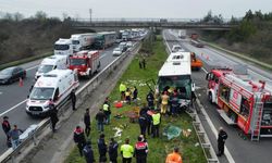Yolcu otobüsü tıra arkadan çarptı: 1'i ağır 17 yaralı