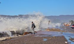 Fırtınanın hızı 102 kilometreyi buldu: Dev dalgalar sahilleri dövdü