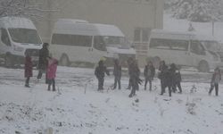 Kar yağışına sevinen çocuklar doyasıya eğlendi