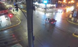 Kırmızı ışık ihlali yapan motosikletli otomobile çarptı