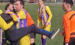 Kırmızı kart gören yedek oyuncu hakeme tekme attı