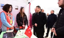 Rektör Hamdi Topal, öğrenci topluluklarının standını ziyaret etti