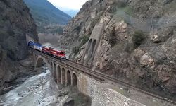 Karaelmas Ekspresi’nin Bolkuş Demiryolu Köprüsü üzerinden geçişi havadan görüntülendi