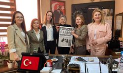 Kadın Gazeteciler, kendi hazırladıkları gazeteyi Aysel Kocabaş'a takdim ettiler