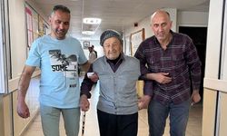 91 yaşındaki İhsan Ayan, iki kişinin kolunda sandığa gidip oyunu kullandı