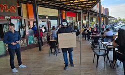 'Azrail' maskesi takıp ‘Bana iş çıkarmayın’ pankartı ile uyardı