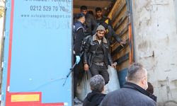 Bakır yüklü tırın dorsesinden 64 kaçak göçmen çıktı