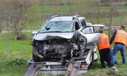 İki otomobil kafa kafaya çarpıştı: 1 ölü, 8 yaralı