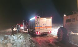 Karlı dağ yolunda mahsur kalan 4 turist kurtarıldı