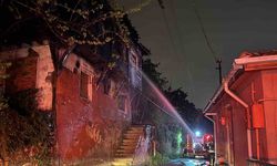 Alev alev yanan 2 katlı metruk ev küle döndü