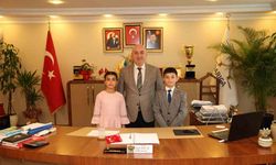 Başkan Muzaffer Bıyık koltuğunu çocuklara bıraktı