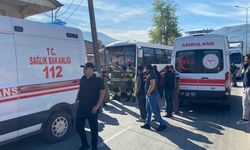 Halk otobüsü direğe çarptı: 12 yaralı
