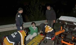 Ticari taksi motosiklete çarptı: 2 yaralı