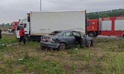Otomobil ile kamyonet çarpıştı: 3 yaralı